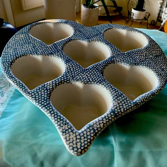 BLUE SPONGE HEART MUFFIN PAN - Picture 2 of 5